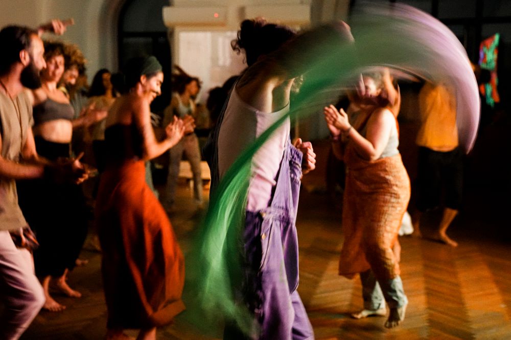 Ecstatic Dance și Mișcare Conștientă la Miluna Yoga