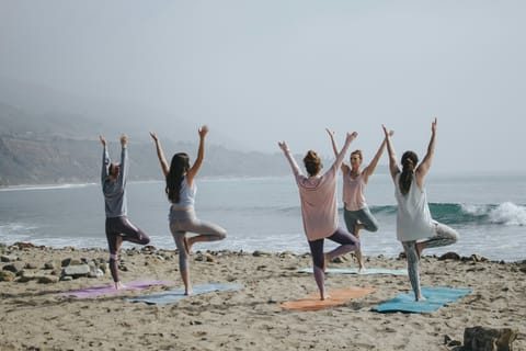 Retreat Yoga la Mare – Răsărit, Respirație și Valuri
